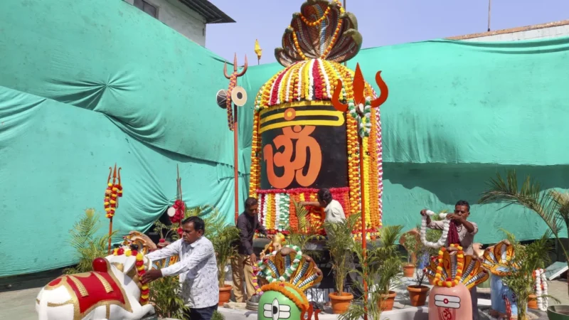 ‘हर-हर महादेव’ और ‘बोल बम’ के नारों से गूंजे शिवालय, महाकुंभ से लेकर काशी और बैद्यनाथ धाम में उमड़ी भक्तों की भीड़