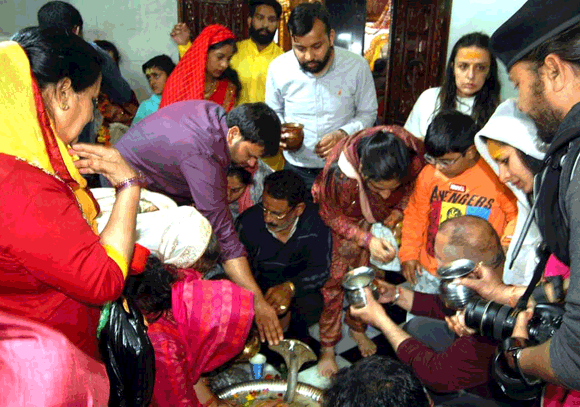 बम-बम भोले के जयकारों के साथ श्रद्धालुओं ने किया भगवान शिव का जलाभिषेक