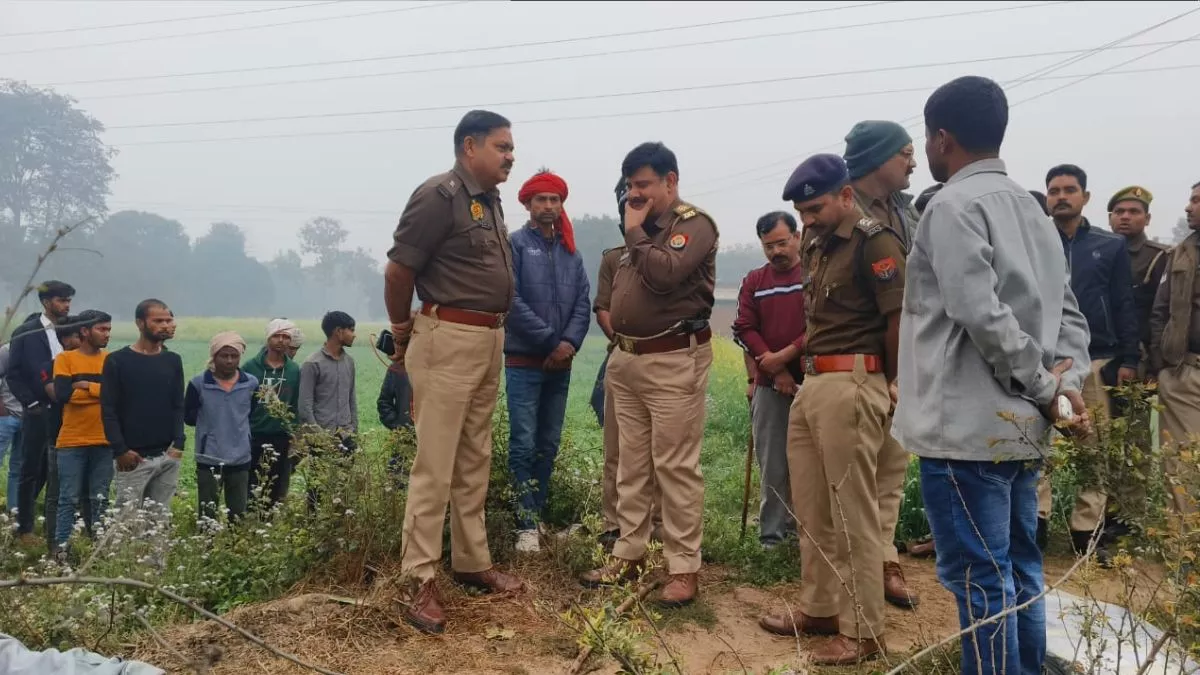 गोरखपुर में ट्रिपल मर्डर से सनसनी, पोते ने दादा-दादी समेत परिवार के तीन लोगों को फावड़े से काट डाला