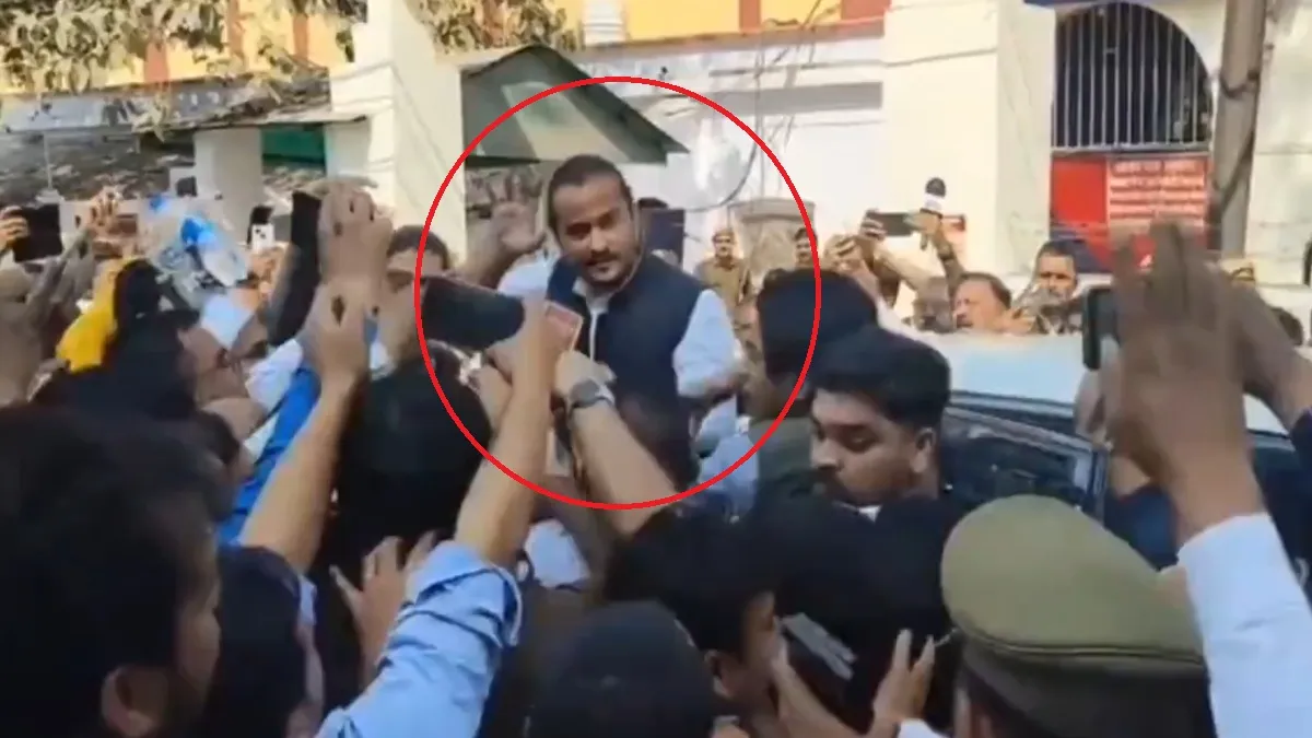 डेढ़ साल बाद जेल से बाहर आए अब्दुल्ला आजम खान, मिलने के लिए गेट के बाहर ही पहुंची ये महिला सपा सांसद