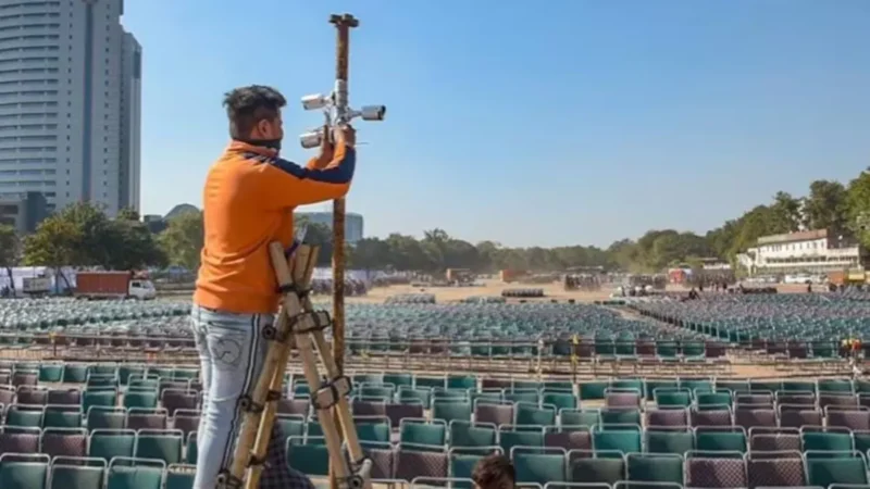 दिल्ली के रामलीला मैदान में लग रहा टेंट और बिछ रहे सोफे, जानिए कब होगा सीएम पद का शपथ ग्रहण समारोह?