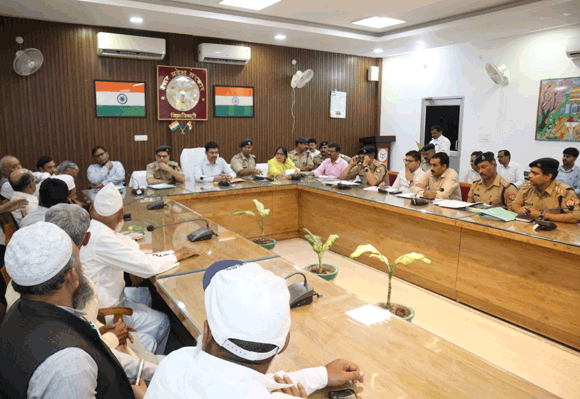 मिल-जुलकर आपसी सौहार्द के साथ मनाये सभी पर्व: जिलाधिकारी