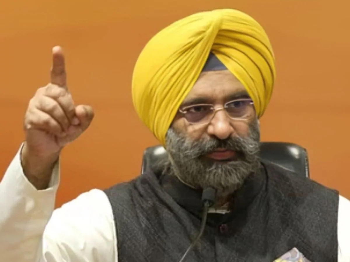दिल्ली में प्रदूषण रोकने के लिए सरकार का बड़ा फैसला, अब इन वाहनों को नहीं मिलेगा पेट्रोल-डीजल