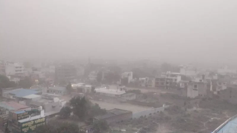 Delhi Weather: दिल्ली-NCR में तेज आंधी, आसमान में गरज रहे बादल; कई इलाकों में बारिश से बदला मौसम