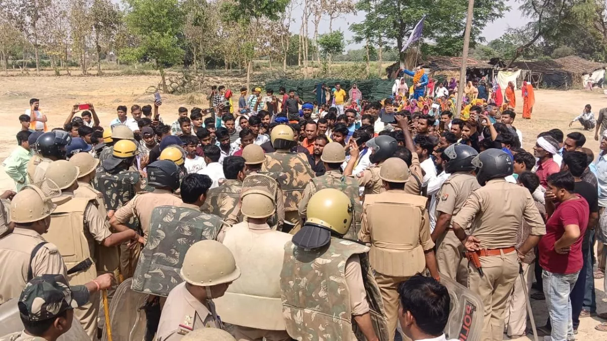 लखनऊ में भीमराव आंबेडकर की प्रतिमा को लेकर बवाल, भीड़ ने किया पथराव; पुलिस ने लाठीचार्ज कर दागे आंसू गैस के गोले
