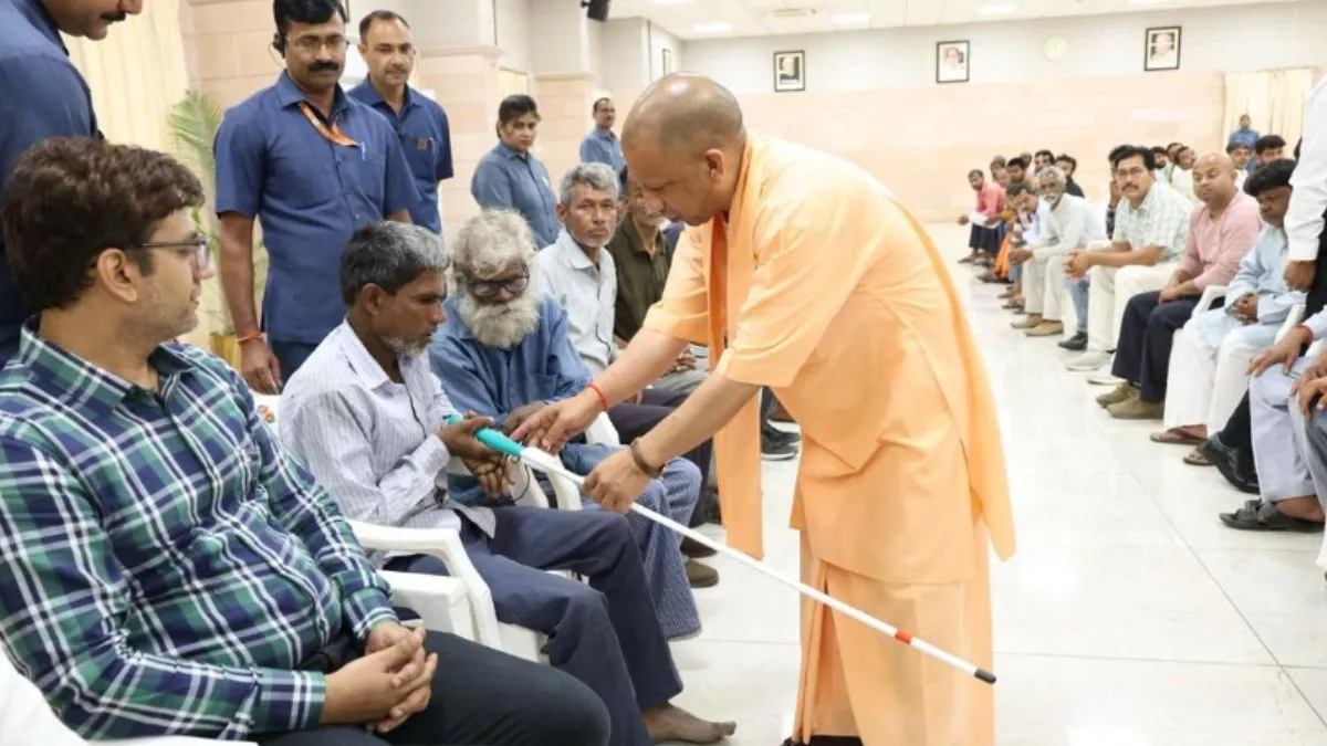 दिव्यांग को नहीं मिल रही थी पेंशन, समस्या सुनते ही सीएम योगी ने हाथों-हाथ करा दिया समाधान