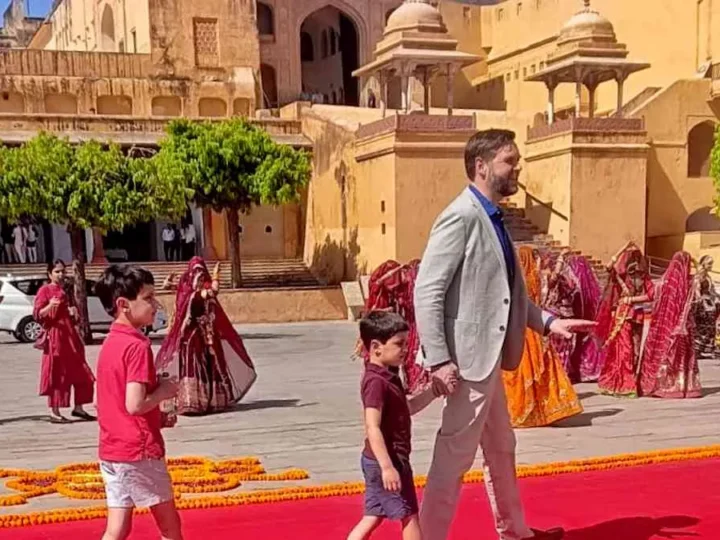परिवार के साथ जयपुर पहुंचे जेडी वेंस, अंबर किले में हुआ भव्य स्वागत; कच्ची घोड़ी, घूमर और कालबेलिया डांस का लिया आनंद