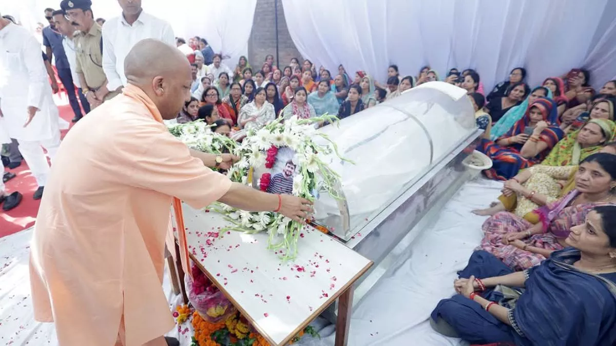 शुभम के पिता को गले लगाकर भावुक हुए CM Yogi ने कहा, ‘बहन-बेटियों का सुहाग उजाड़ा, सिखाएंगे सबक’