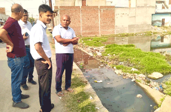 शहर में भ्रमण कर नगरायुक्त ने लिया डोर टू डोर कूड़ा कलेक्शन का जायजा