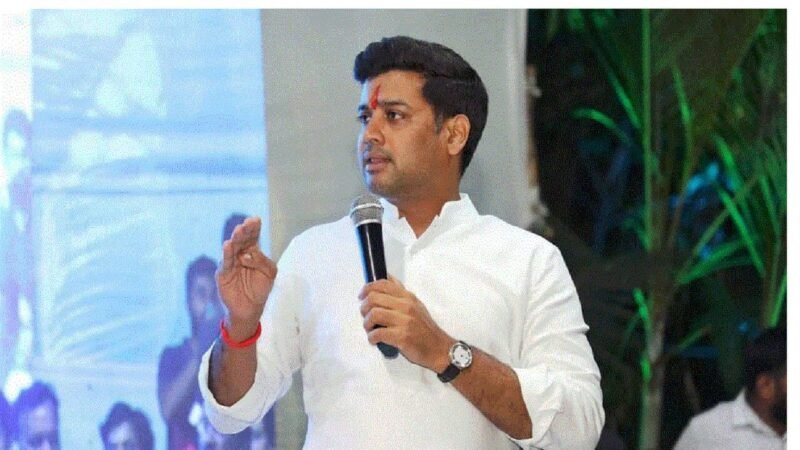 ‘हिंदुओं से भी होने लगी एलर्जी, अगर बाला साहेब होते तो…’, वक्फ बिल को लेकर संसद में उद्धव ठाकरे पर भड़के श्रीकांत शिंदे