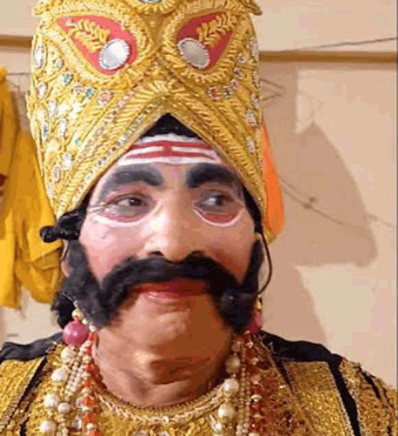 रामलीला रावण का किरदार निभा रहे कलाकार को आया हार्ट अटैक