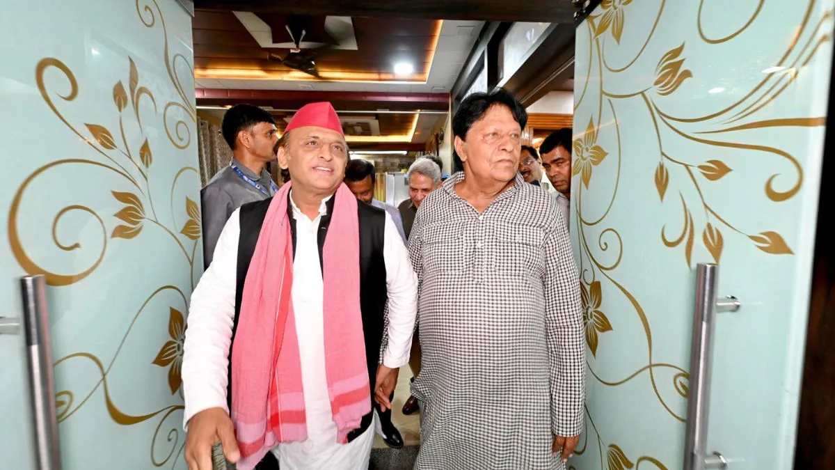 आगरा में पार्टी सांसद रामजी लाल सुमन के घर पहुंचे अखिलेश यादव, कहा- पीडीए को डराने की कोशिश