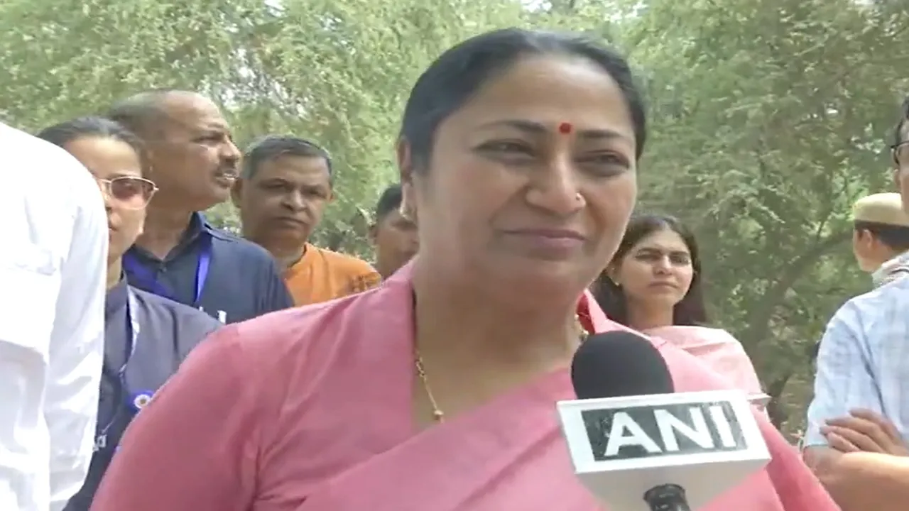 दिल्ली की रेखा सरकार ने डमी स्कूलों पर कसा शिकंजा, नियमों का उल्लंघन करने पर रद्द होगी मान्यता, कार्रवाई शुरू