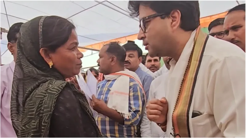 ज्योतिरादित्य सिंधिया के सामने गुटखा खा रही थी महिला, केंद्रीय मंत्री बोले- ‘बहन पकड़ लिया’