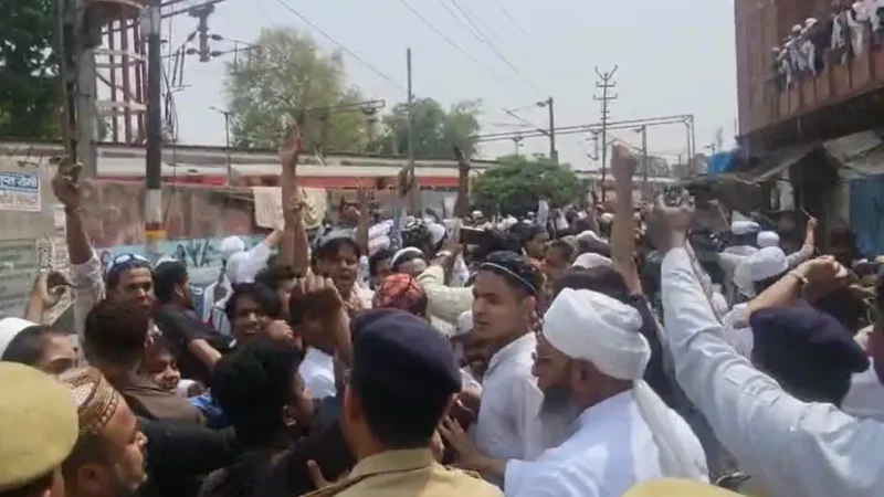 जुमे की नमाज के बाद मुंबई से लेकर कोलकाता की सड़कों तक प्रदर्शन, वक्फ संशोधन कानून को लेकर नारेबाजी