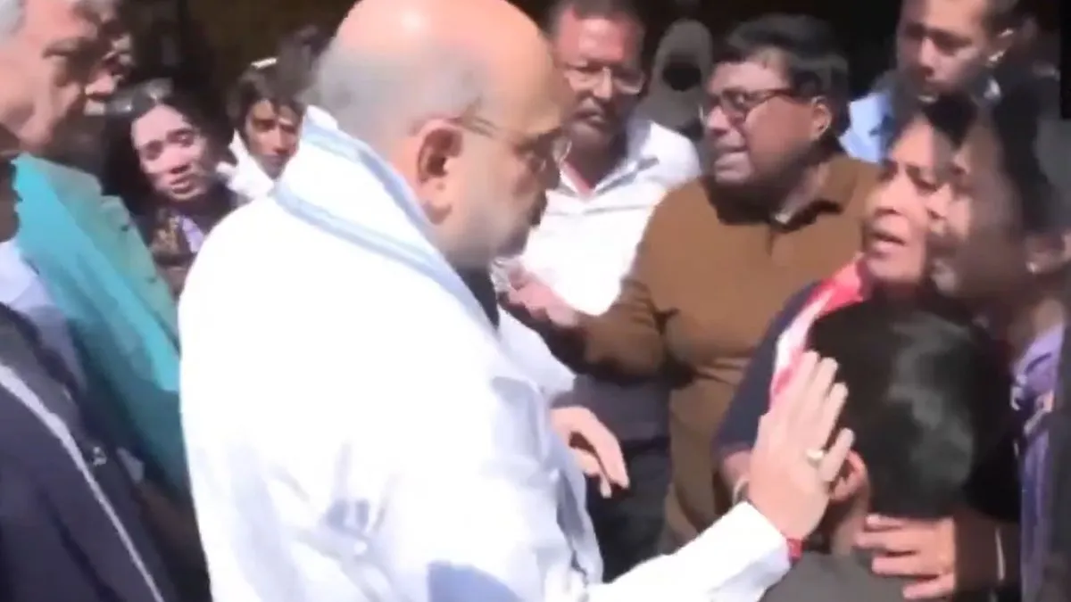 अमित शाह से मिलते ही फफक कर रो पड़े मृतकों के परिजन, वीडियो देख छलक पड़ेंगे आंसू