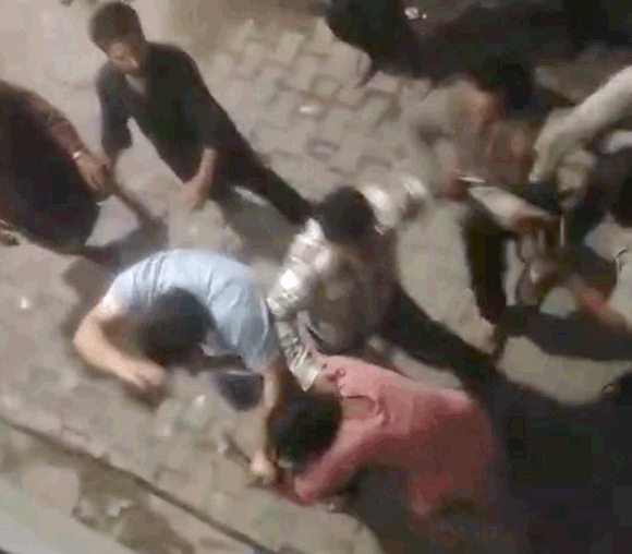 दबंगों द्वारा एक परिवार की महिला व पुरूषों की बेरहमी से पिटाई करने वीडियो वायरल