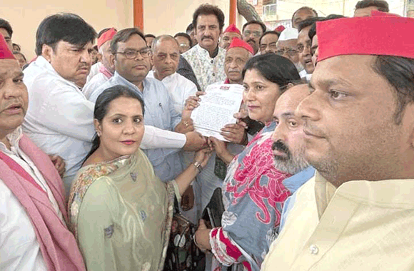 जिला मुख्यालय पर गरजे सपाई, जिला प्रशासन को सौंपा ज्ञापन