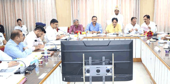 प्रभारी मंत्री ने की विकास कार्यों एवं कानून व्यवस्था की समीक्षा