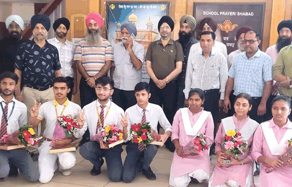 गुरू तेगबहादुर पब्लिक स्कूल में किया गया मेधावी छात्र-छात्राओं का सम्मान