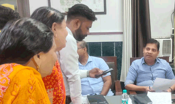 जनसुनवाई के दौरान अपर नगरायुक्त ने सुनीं जनसमस्याएं
