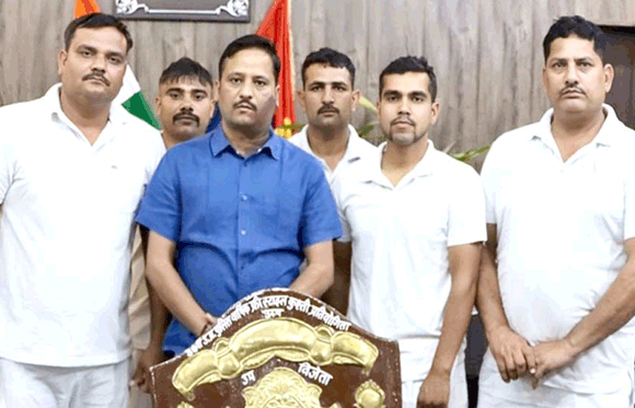 मेरठ जोन की उपविजेता कुश्ती टीम को डीआईजी  ने किया सम्मानित