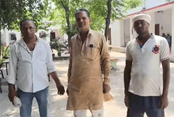 खेत मे काम कर रहे सभासद व पूर्व सभासद पर हमला कर घायल किया
