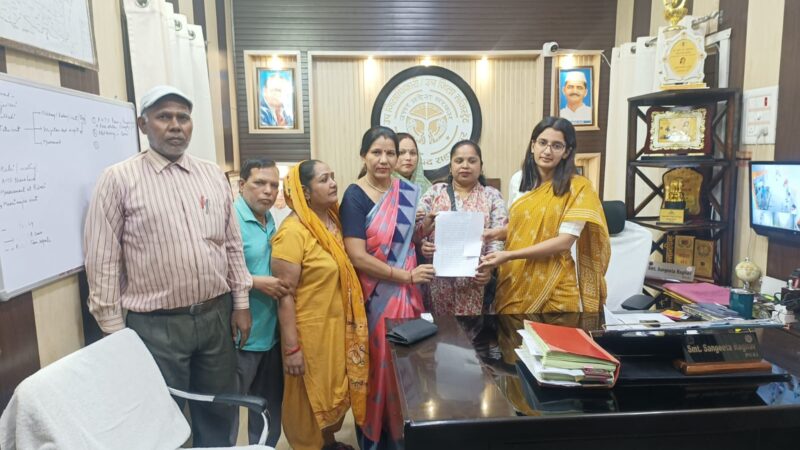 नकुड में प्राचीन मंदिर में पूजा न होने देने से महिलाओ में रोष, महिलाओ ने एसडीएम को दिया ज्ञापन