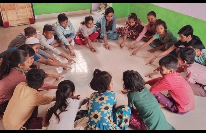 समर कैम्प में विद्यार्थियों को पेड़ के पत्तों से आकर्षक आकृतियां बनाना सिखाया