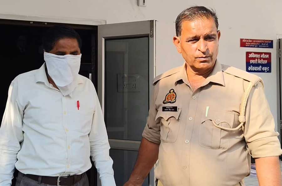 नकुड़ तहसील का लेखपाल पांच हजार की रिश्वत लेते रंगे हाथो गिरफ्तार