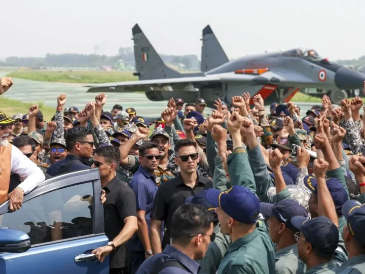 नाल एयरबेस पर एयरफोर्स के अफसरों और जवानों से मिलेंगे PM मोदी