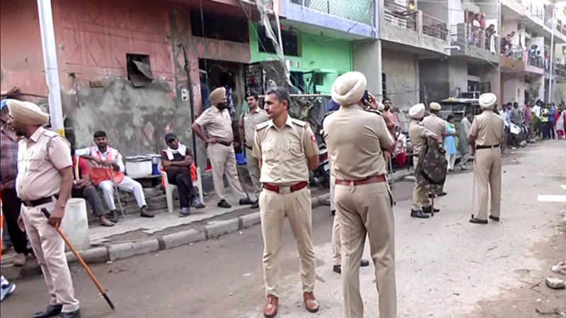 चंडीगढ़ में हवाई हमले का सायरन बजा, प्रशासन ने जारी किया संदेश, भारतीय वायुसेना स्टेशन पर संभावित हमले की चेतावनी
