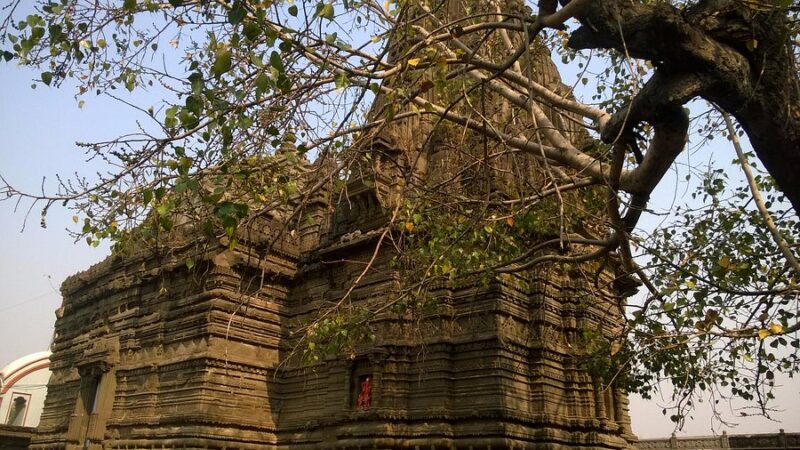 पुजारी ने किया मंदिर पर कब्जा, श्रद्धालुओं को पूजा अर्चना से रोका