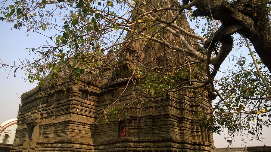 पुजारी ने किया मंदिर पर कब्जा, श्रद्धालुओं को पूजा अर्चना से रोका