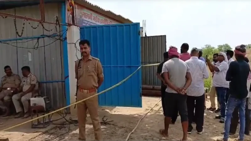 जौनपुर में ट्रिपल मर्डर से सनसनी, दुकान के अंदर पिता और दो बेटों की धारदार हथियार से की गई हत्या