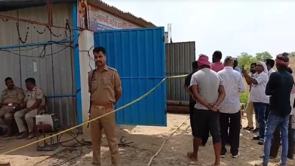 जौनपुर में ट्रिपल मर्डर से सनसनी, दुकान के अंदर पिता और दो बेटों की धारदार हथियार से की गई हत्या