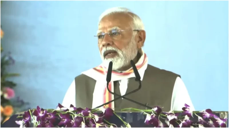 काराकाट में विशाल जनसभा को संबोधित कर रहे पीएम नरेंद्र मोदी, बोले- ऑपरेशन सिंदूर तरकस का बस एक तीर था