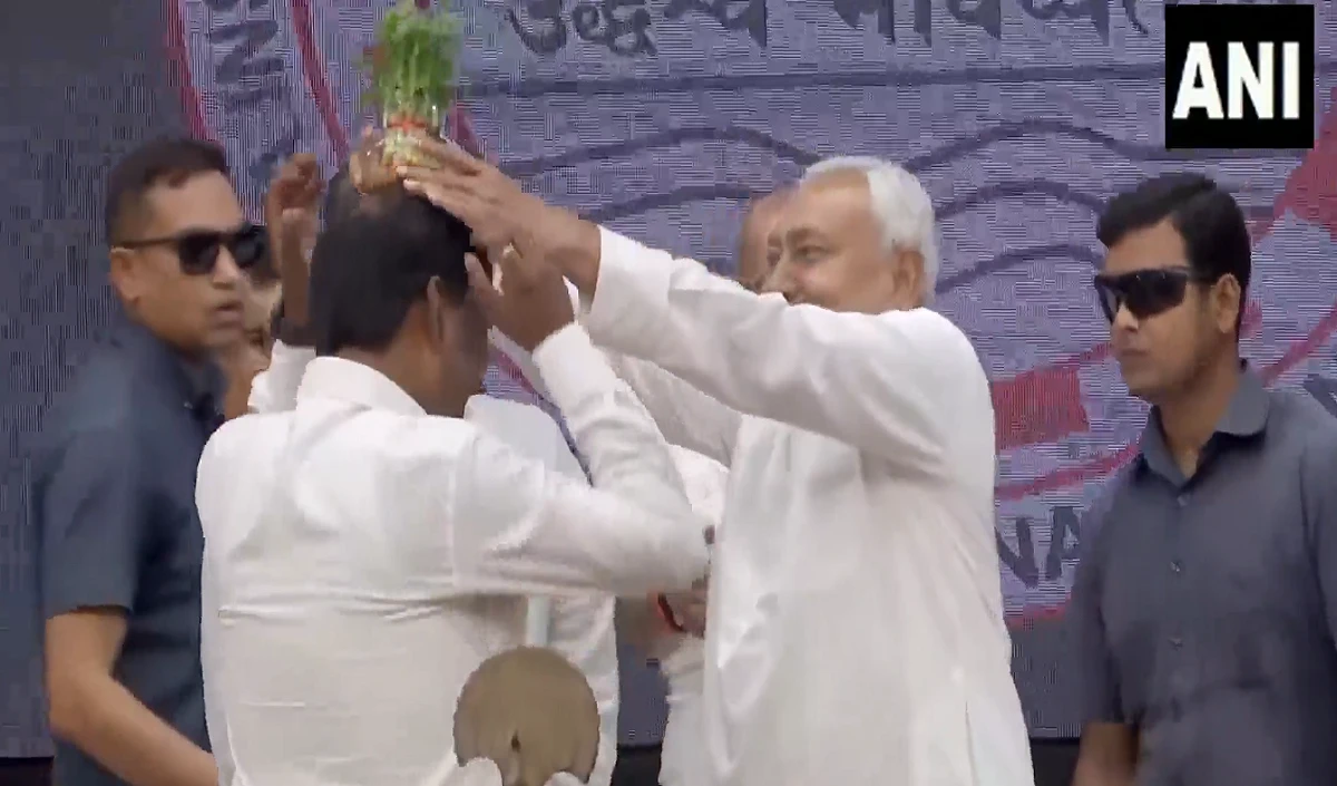 सीएम नीतीश ने फिर की हैरान करने वाली हरकत, अधिकारी के सिर पर धर दिया गमला, VIDEO वायरल