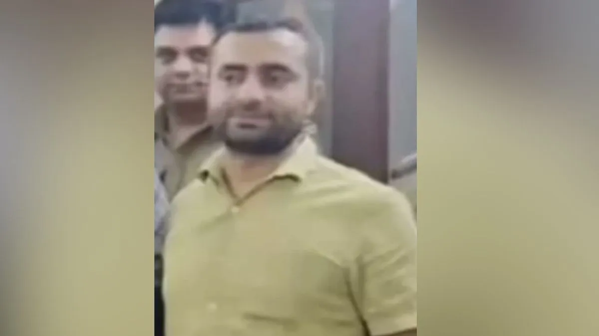 अपराधी को पकड़ने गई नोएडा पुलिस पर फायरिंग, एक पुलिसकर्मी की गोली लगने से मौत