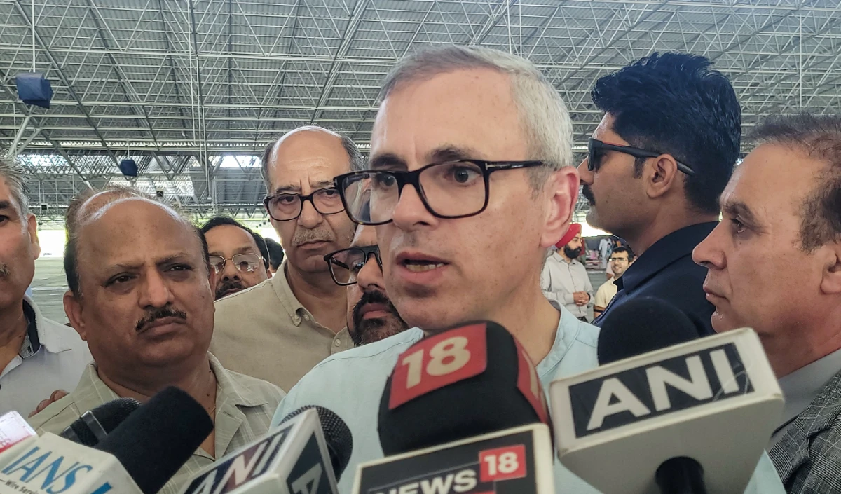जम्मू सीमावर्ती पांच जिलों से लोगों को निकाला जा रहा, CM उमर अब्दुल्ला ने राहत शिविरों का दौरा किया