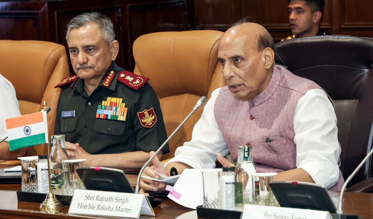 पाकिस्तान से बढ़ते तनाव के बीच राजनाथ सिंह करेंगे सीडीएस और सेना प्रमुखों के साथ बैठक