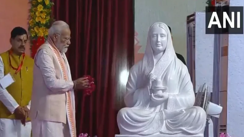 शासन का सही अर्थ जनसेवा, MP में बोले PM Modi, भारत की विरासत की बहुत बड़ी संरक्षक थीं देवी अहिल्याबाई