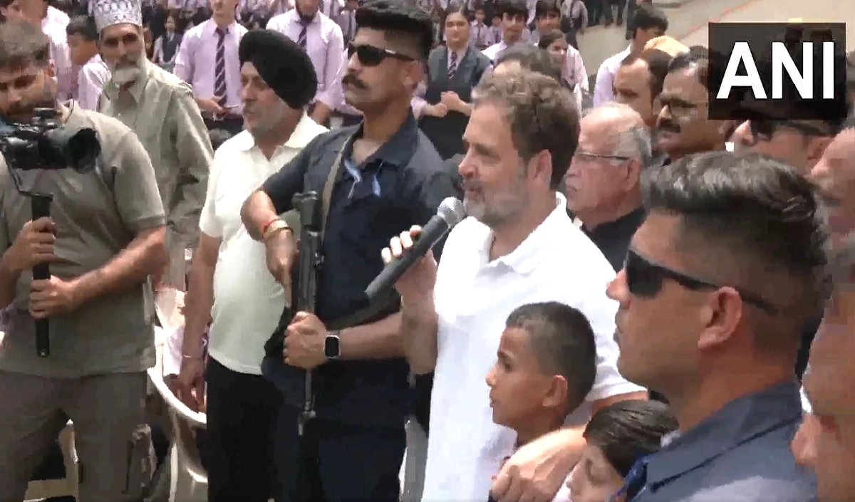 पुंछ में पीड़ितों से मिले राहुल गांधी, बच्चों का बढ़ाया हौसला, बोले- अब डरने की जरूरत नहीं