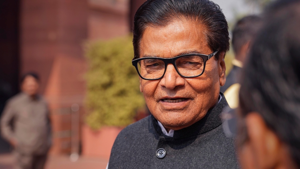 अखिलेश के चाचा रामगोपाल का विंग कमांडर व्योमिका सिंह पर विवादित बयान, जातिसूचक शब्दों का किया इस्तेमाल