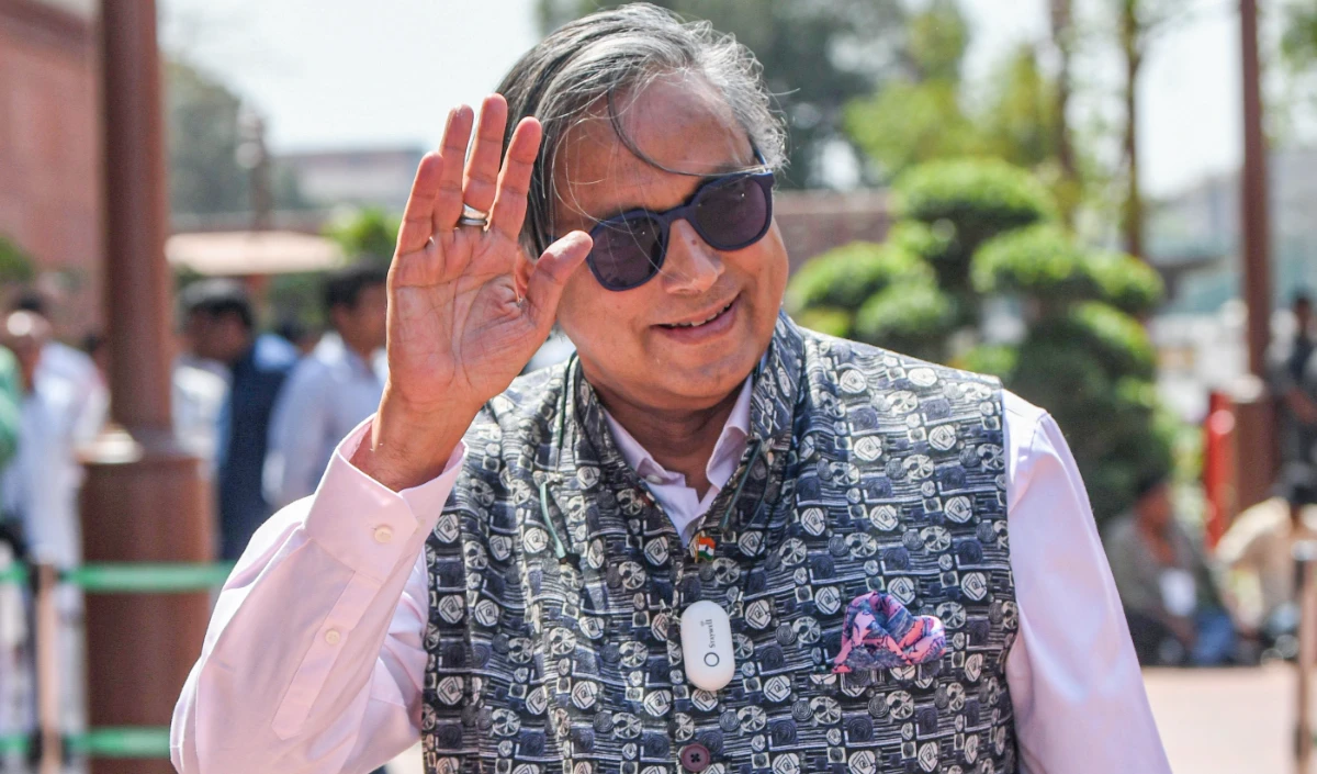 सर्जिकल स्ट्राइक, ऑपरेशन सिंदूर का Shashi Tharoor कर रहे समर्थन, कांग्रेस को रास नहीं आ रही भाजपा से थरूर की नजदीकियां? एक कमेंट से विवाद बढ़ा-