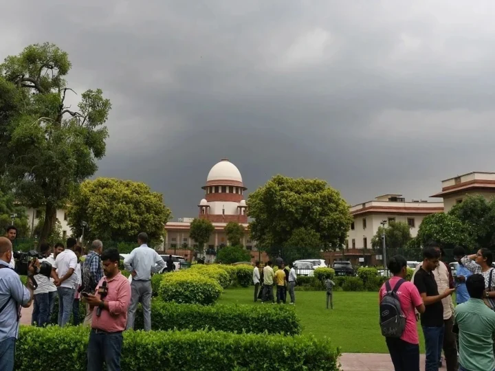 अब गोद लेने वाली महिला को भी मिलेगी मैटरनिटी लीव, मातृत्व अवकाश पर SC का अहम फैसला