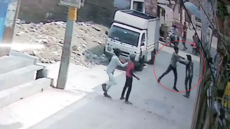 दिल्ली में सरेआम कत्ल! नाबालिग पर चाकू से 15 बार किया हमला, CCTV में कैद हुई खौफनाक वारदात