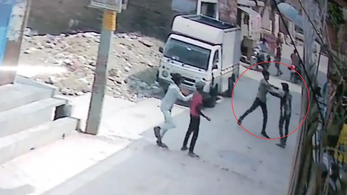 दिल्ली में सरेआम कत्ल! नाबालिग पर चाकू से 15 बार किया हमला, CCTV में कैद हुई खौफनाक वारदात