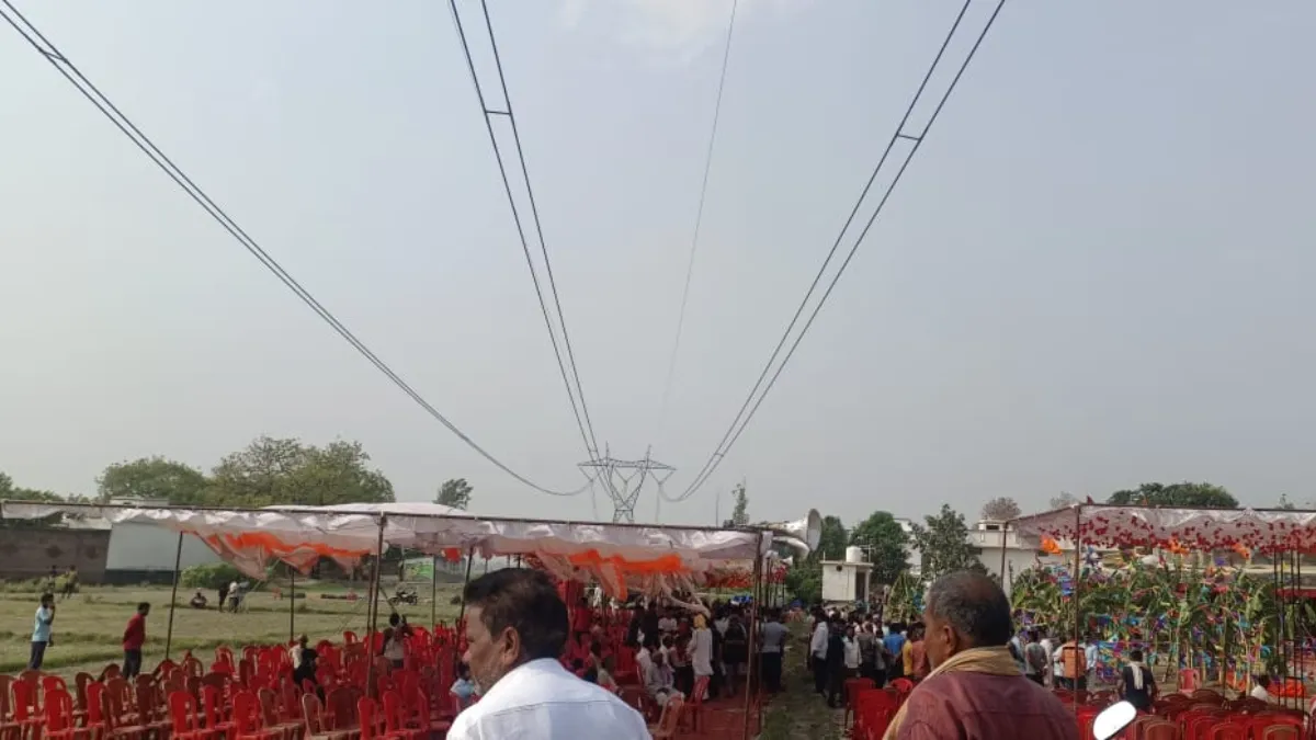 यूपी के गाजीपुर में दिल दहलाने वाला हादसा, हाइटेंशन तार की चपेट में आने से 4 की मौत, पूजा की तैयारी कर रहे थे