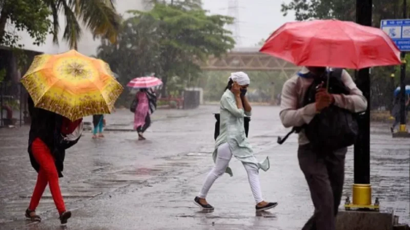 दिल्ली-NCR के कई इलाकों में बदला मौसम, आंधी के साथ शुरू हुई झमाझम बारिश, कई जगह पर गिरे ओले